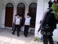 KPK Geledah Rumah Fuad Amin di Surabaya