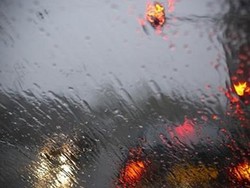 6 Tips Berkendara Saat Hujan