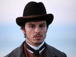 Andrew Scott Resmi Perankan Karakter Jahat di Bond 24?