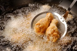 Agar Gorengan Enak Renyah, Perhatikan Minyak Saat Menggoreng