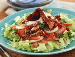 Makan Siang Segar dan Rendah Kalori dengan Selada Kentang dan Selada Buah