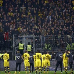 Minta Maaf atas Performa Buruk, Para Pemain Dortmund Sajikan Bir untuk Fans