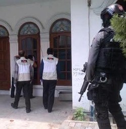 KPK Geledah Rumah KH Fuad Amin di Surabaya