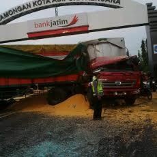 Truk Tronton Tabrak Bak Truk Gandeng Lepas, Satu Korban Luka