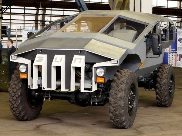 Mobil Tempur Traktor Rusia