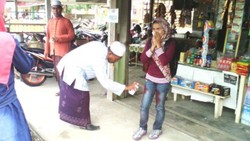 Semprotan Cat Untuk Warga Aceh Bercelana Ketat