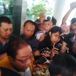 Berjaket Kuning, Mantan Bupati Indramayu Yance Ditahan Kejagung