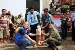 Sambut Natal, TNI Gelar Bakti Sosial di Kampung Nelayan