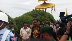 Tiba Perdana di Kalteng, Jokowi Jalani Prosesi Adat Tepung Tawar