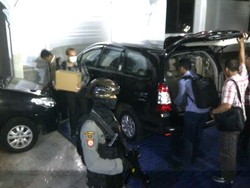 16 Jam Geledah Rumah Fuad Amin di Surabaya, KPK Bawa 2 Kardus dan 1 Koper