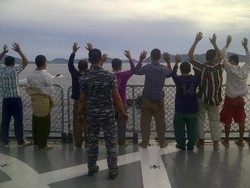 Kena! Nelayan Vietnam yang Ditangkap Personel KRI Barakuda-633 Angkat Tangan