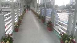 Awesome! Ada Taman Bunga di Jembatan Penyeberangan HI