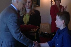 Berani Laporkan Kasus Kekerasan, Bocah 12 Tahun Dapat Penghargaan