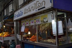 Sukhumvit Soi 38, Pusatnya Jajanan Kaki Lima Favorit di Bangkok