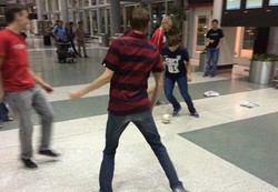 Main Bola & 4 Aksi Unik Ketika Pesawat Delay