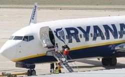 Pesawatnya Delay 51 Jam, Penumpang Ini Bikin Live Tweet