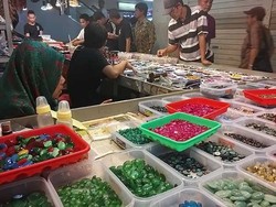 Batu Zamrud Sampai Fosil, 6 Fakta Unik Pasar Batu Rawa bening