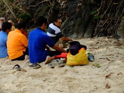 Nikmatnya Salat di Tepi Pantai Teluk Hijau, Banyuwangi