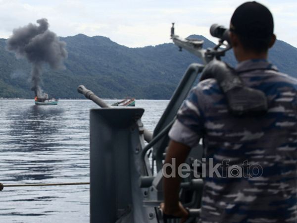 TNI AL Ledakkan Kapal Vietnam Pencuri Ikan