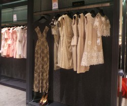 Sebastian Gunawan Hadirkan Busana Bernuansa Emas Spesial Untuk Natal