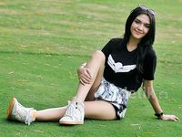 Pakai Rok Mini, Alexa Key Pamer Kaki Jenjang