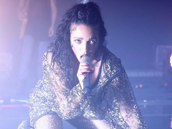 Berbaju Menerawang, Pacar Robert Pattinson Sensual di Panggung