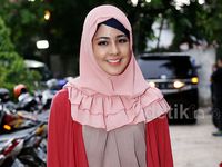 Risty Tagor Cantik Berhijab Pink