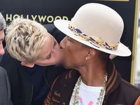 Ellen DeGeneres Cium Pharrell Williams di Hollywood Walk of Fame