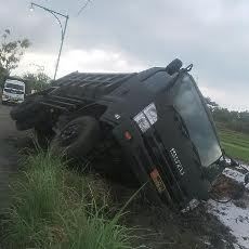 Dump Truk Yon Zipur Terperosok ke Sawah