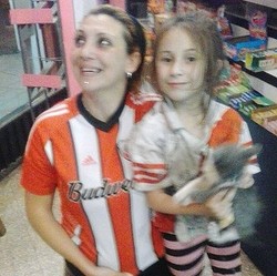 Di Depan Putrinya, Ibu Ini Berdarah-darah Dipukuli Suporter Boca Juniors