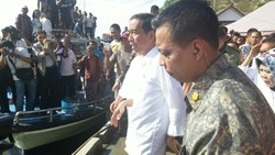 Kaesang dan Kahiyang Temani Blusukan Jokowi di Pelelangan Ikan di Gorontalo