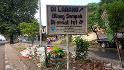 Lihat Foto ini, Sudah Tahu Ada Larangan Buang Sampah Tetap Saja Ada yang Bandel