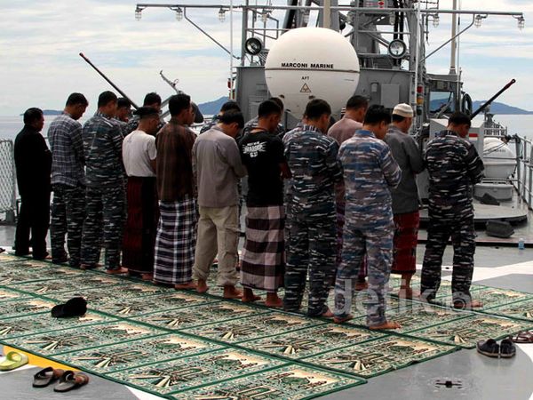 Khusyuknya Salat Jumat di KRI Barakuda-633
