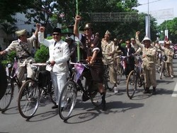 Rombongan Artis, Ontel Hingga Moge Meriahkan Pawai FFI 2014 Palembang