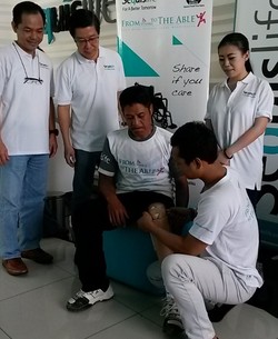 Sequislife Genapkan 1.000 Penerima Kaki Palsu di 2014