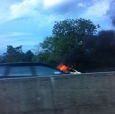 Avanza Terbakar di KM 61 Tol Karawang Arah Cikampek