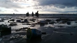 Tak Biasanya Pantai Kuta Dipenuhi Sampah Seperti ini