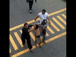 Ketahuan Maling Helm di ITC Depok, Pria Ini Ditelanjangi Satpam