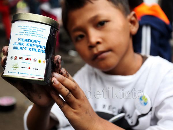 Antusias Anak-Anak Belajar Kamera Lubang Jarum