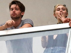 Miley Cyrus dan Patrick Schwarzenegger Pacaran Sambil Merokok Bareng