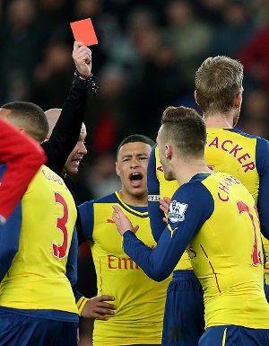 Chambers Dikartu Merah, Wenger Kritik Wasit