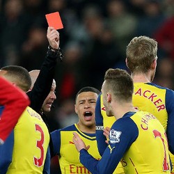 Chambers Dikartu Merah, Wenger Kritik Wasit