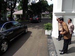 SBY Pulang, Jokowi Membungkuk