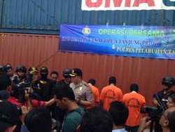 Polisi Gagalkan Penyelundupan Ganja Thai Stick dalam Meja Kayu di Priok