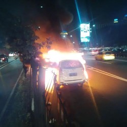 Duarr! Mobil Avanza ini Terbakar dan Meledak di Bahu Jalan Tol Dalam Kota