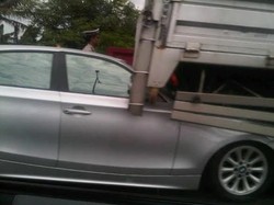 Mobil Silver ini Masuk Kolong Truk di KM 12 Tol Cikampek