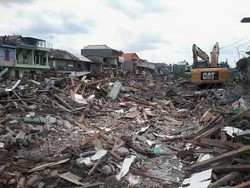 Ratusan Bangunan di Bantaran Kali Sunter Pulogadung Dirobohkan