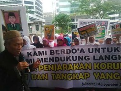 Prihatin Kasus Korupsi Dana Haji, Puluhan Jamaah Pengajian Doa Bersama di KPK