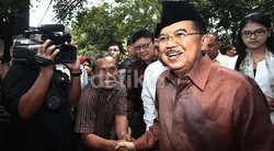 JK Isyaratkan akan Bertemu Agung Laksono