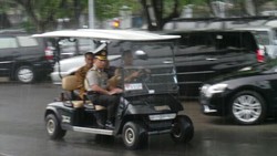 Naik Mobil Golf dari Istana Negara ke Bina Graha, Jokowi Kehujanan